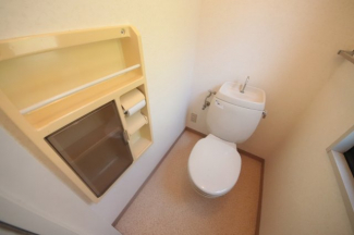 落ち着いた色調のトイレです