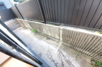 暖かな日差しのふりそそぐバルコニー
