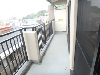 外からの目が気にならないバルコニーで洗濯物が干せます