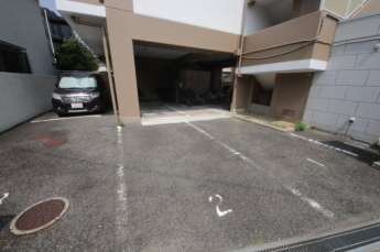駐車場があるので、車を買う予定の方も安心です
