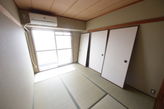 ゆったりとくつろげる和室です