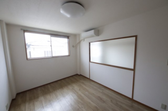 落ち着いて過ごせるお部屋なので、寝室にいかがでしょうか