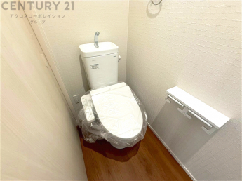 温水洗浄便座付トイレは温水洗浄機能により、暖かい水でおしりを洗浄することができ、冷たい水を使う従来の便座に比べ、温水洗浄機能で暖かいトイレを提供し、快適な使用を可能にします。