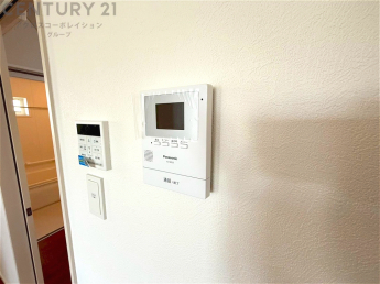 訪問者が来たときにテレビ画面で確認できるため、安心してドアを開けられます。録画機能があるものもあり、留守中に来訪者を記録しておくことができます。利便性が高く、セキュリティ面でも安心です