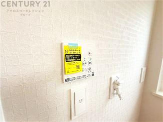 常に新鮮な空気を室内に供給し、室内の換気を効果的に行います。湿気やニオイ等を排出し、健康な環境を維持。快適な室内温度と湿度を調整し、エネルギー効率も向上。居住空間の快適性と健康面の改善が期待できます。