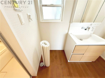 洗濯物の仕分け作業がしやすく、整理整頓が容易になります。洗濯音や湿気を他の部屋に持ち込まず、生活環境を快適に保ちます。上部を活用すれば収納スペースを確保でき洗剤や洗濯用品の整理もしやすくなります。