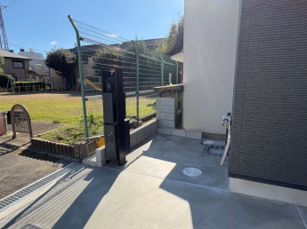 自転車置き場には宅配ボックス付きのポスト、外部水栓もあります。あると嬉しいスペースです。