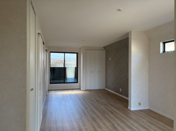 ゆったりと見渡せる１７．７帖のリビング・ダイニングの奥はバルコニー