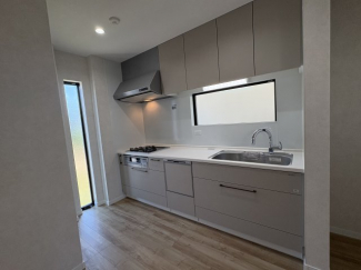 リビングの背面はパントリーがあってとても便利です。ここも収納あり。