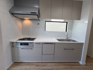 グースネックの水栓が印象的なキッチンはタカラスタンダード。食洗器も完備。お手入れも簡単です