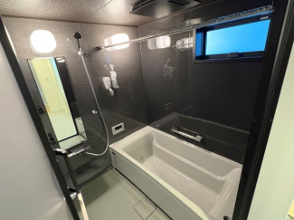 浴室乾燥機付きのお風呂はモダンカラー。上部のスリット窓がプライバシーも守り、換気もできます