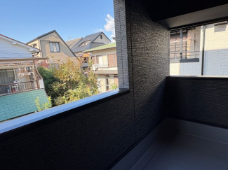 屋根のあるインナーバルコニーなので、突然の雨も大丈夫です。