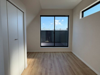 3階の東の洋室。明るく風通しも眺望も良い。