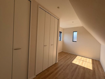 3階の西側の洋室。明るく風通しも良い。収納もたっぷり。