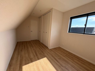 3階の西側の洋室。明るく風通しも良い。収納もたっぷり。