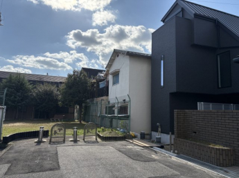 東側全面道路、突き当りは公園です。