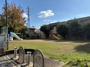 玄関をでたらそこは解放感のある公園です。季節を感じられます。