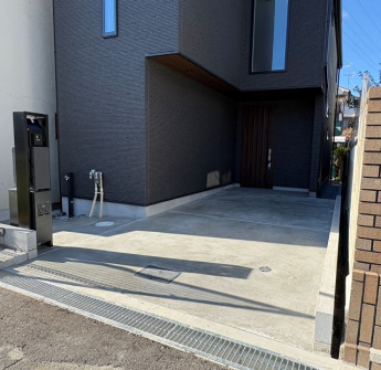 駐車場はハイルーフも駐車可能。自転車置き場もあります。