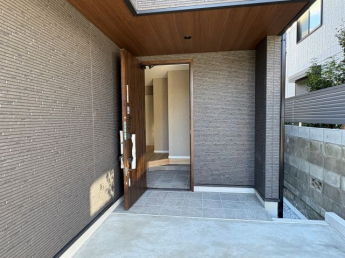 玄関の上のひさしが上品な印象