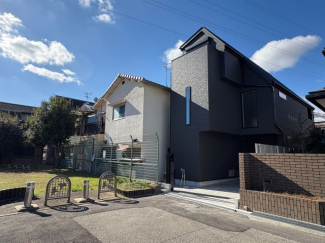 前は公園で解放感があります。