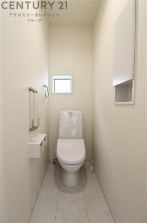 温水洗浄便座付トイレは温水洗浄機能により、暖かい水でおしりを洗浄することができ、冷たい水を使う従来の便座に比べ、温水洗浄機能で暖かいトイレを提供し、快適な使用を可能にします。