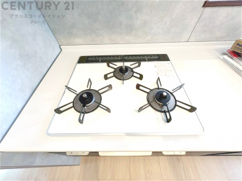 多数の調理器具を同時に使用でき、料理の効率化が可能。省エネで節約になり、様々な料理スタイルに適応できます。また、火力調整が独立しており、手入れや掃除もしやすく、今よりもっとお料理が楽しくなるかも。