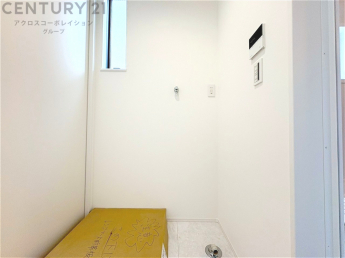 洗濯物の仕分け作業がしやすく、整理整頓が容易になります。洗濯音や湿気を他の部屋に持ち込まず、生活環境を快適に保ちます。上部を活用すれば収納スペースを確保でき洗剤や洗濯用品の整理もしやすくなります。