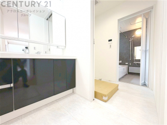 衣服の収納や脱ぎ着や整理整頓がしやすく、湿った衣類を乾燥させるスペースがありカビや臭いの発生を防ぎます。床の汚れを他の部屋に持ち込まず清潔を保つことができます。また快適な入浴環境の整備にも役立ちます。