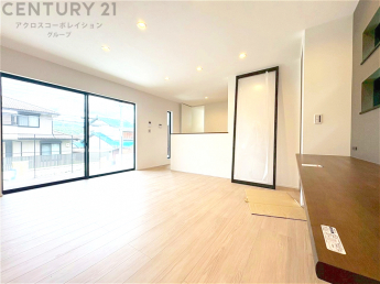 リビングダイニングは家族や友人とのコミュニケーションを楽しむ場所でくつろぎながら食事や会話を楽しめ、多目的に利用できリラックスできる空間です。家庭内の中心として機能し、快適な生活をサポートします。