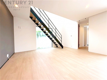 キッチン前のダイニングスペース　カウンターキッチンから料理の受け渡し等に便利です。ダイニングセットを置いても十分な広さを確保。