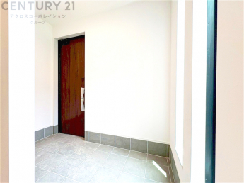 大きな玄関収納付きの玄関です　家族皆様の履物をしっかり収納できます
