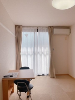 落ち着いて過ごせるお部屋なので、寝室にいかがでしょうか