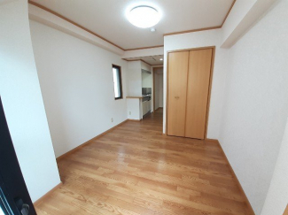 明るい色調の室内です