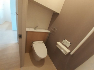 落ち着いた色調のトイレです