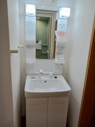 ゆったりとスペースのある洗面所