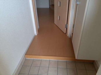 収納もある玄関です