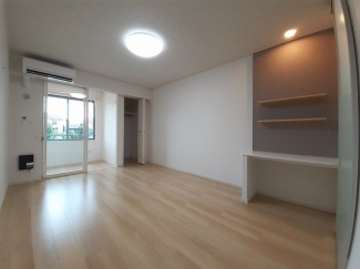 明るい色調の室内です