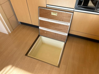 床下収納庫　食品のストックに