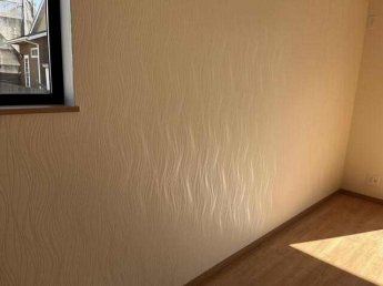 弊社施工例　リビングやキッチンにアクセントクロスを取り入れて