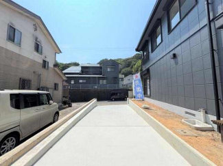 【リフォーム完了】前面道路の道幅は約６ｍあるので、駐車も楽々