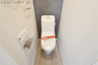 温水洗浄便座付トイレは温水洗浄機能により、暖かい水でおしりを洗浄することができ、冷たい水を使う従来の便座に比べ、温水洗浄機能で暖かいトイレを提供し、快適な使用を可能にします。