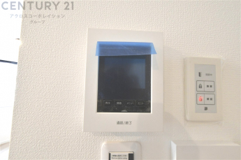訪問者が来たときにテレビ画面で確認できるため、安心してドアを開けられます。録画機能があるものもあり、留守中に来訪者を記録しておくことができます。利便性が高く、セキュリティ面でも安心です