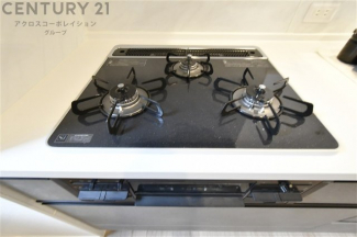 多数の調理器具を同時に使用でき、料理の効率化が可能。省エネで節約になり、様々な料理スタイルに適応できます。また、火力調整が独立しており、手入れや掃除もしやすく、今よりもっとお料理が楽しくなるかも。
