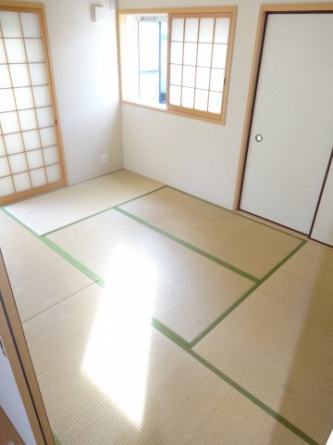２面採光で明るい和室６帖！