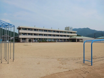 丹波市立吉見小学校まで613m