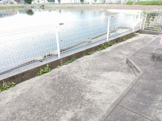 バルコニーからの眺めを楽しみながら食事をしませんか