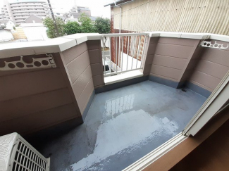 暖かな日差しのふりそそぐバルコニー