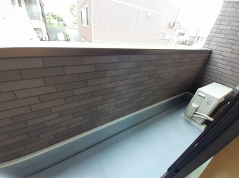 暖かな日差しのふりそそぐバルコニー