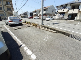 駐車場があるので、車を買う予定の方も安心です