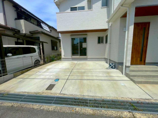 ■前面道路は住宅街につき交通量も少ないので駐車も安心です
